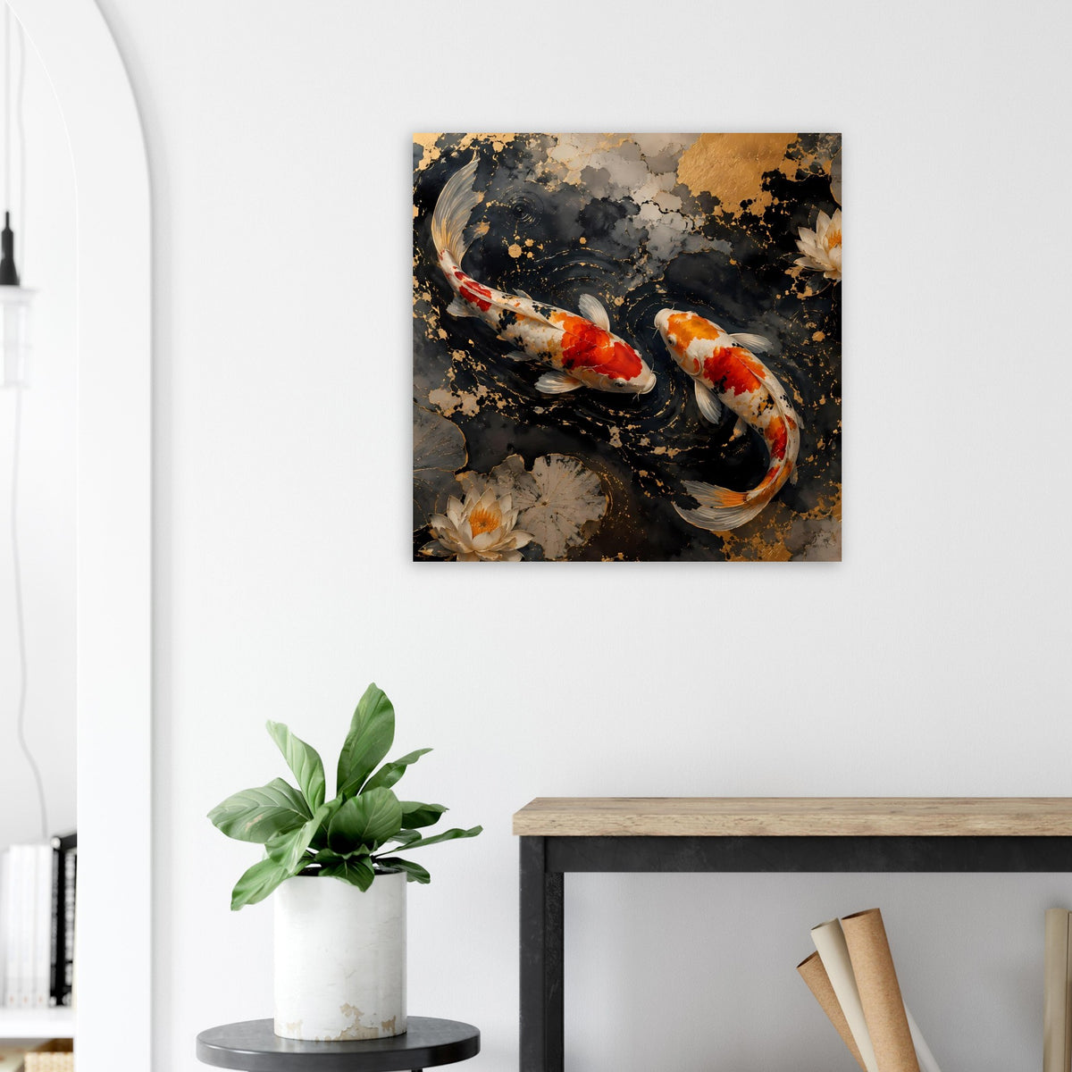 Quadratisches gerahmtes Wandposter mit zwei Koi-Karpfen im dunklen Wasser, goldene Spritzer