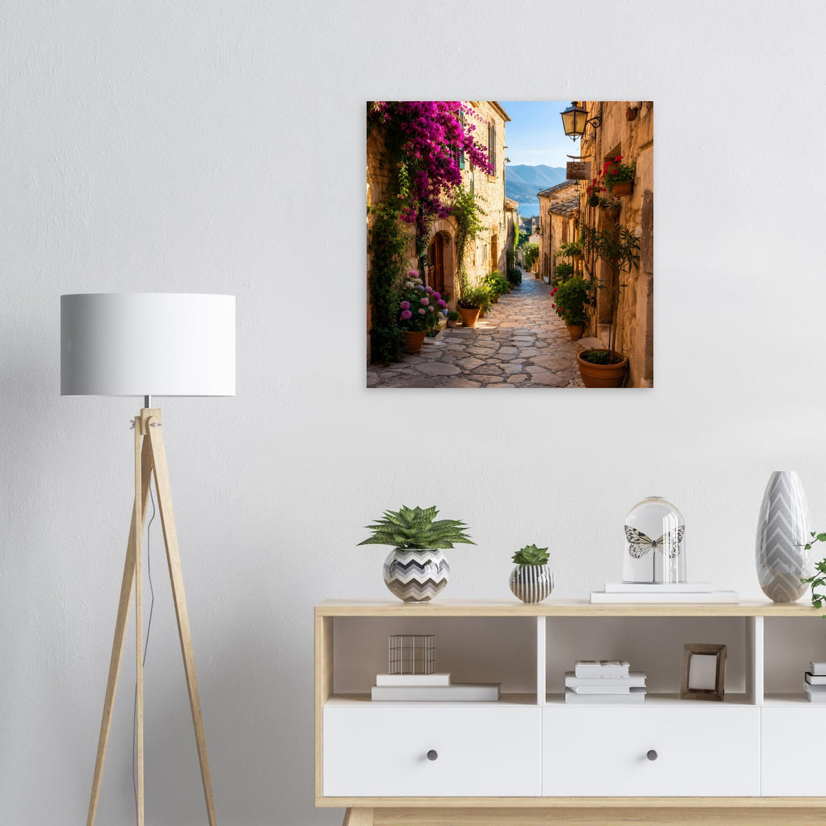 Mediterranes Poster mit Gasse, violetten Bougainvilleen und Töpfen an den Wegen