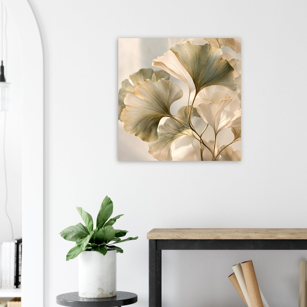 Quadratisches Wandposter mit goldenen Blattdetails auf beigem Hintergrund