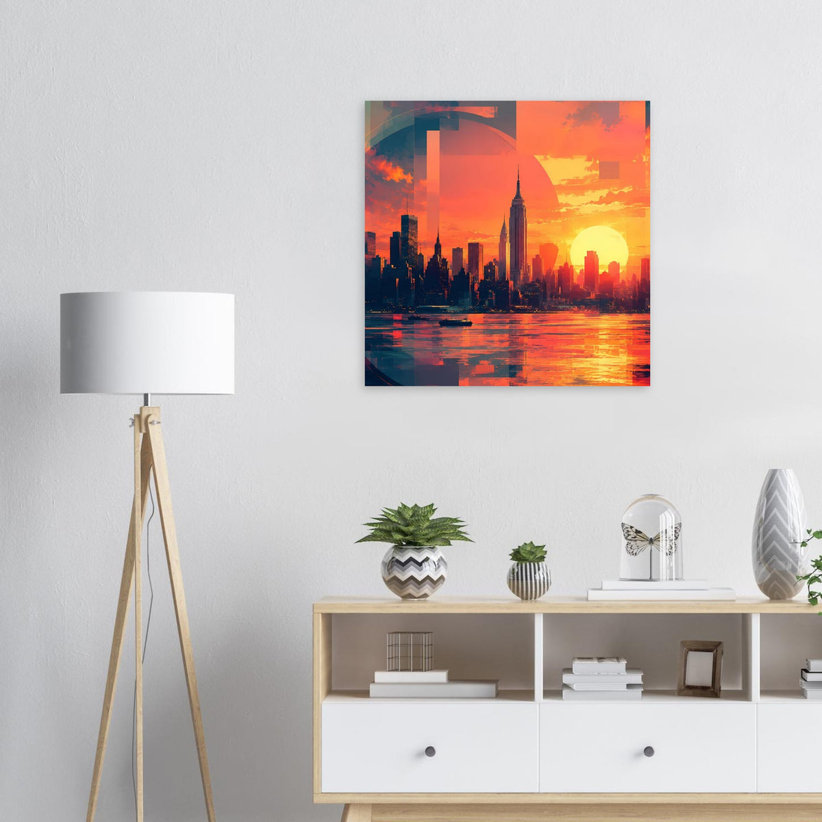 Quadratisches Wandposter mit City-Silhouette im Sonnenuntergang, orange-roter Farbverlauf.