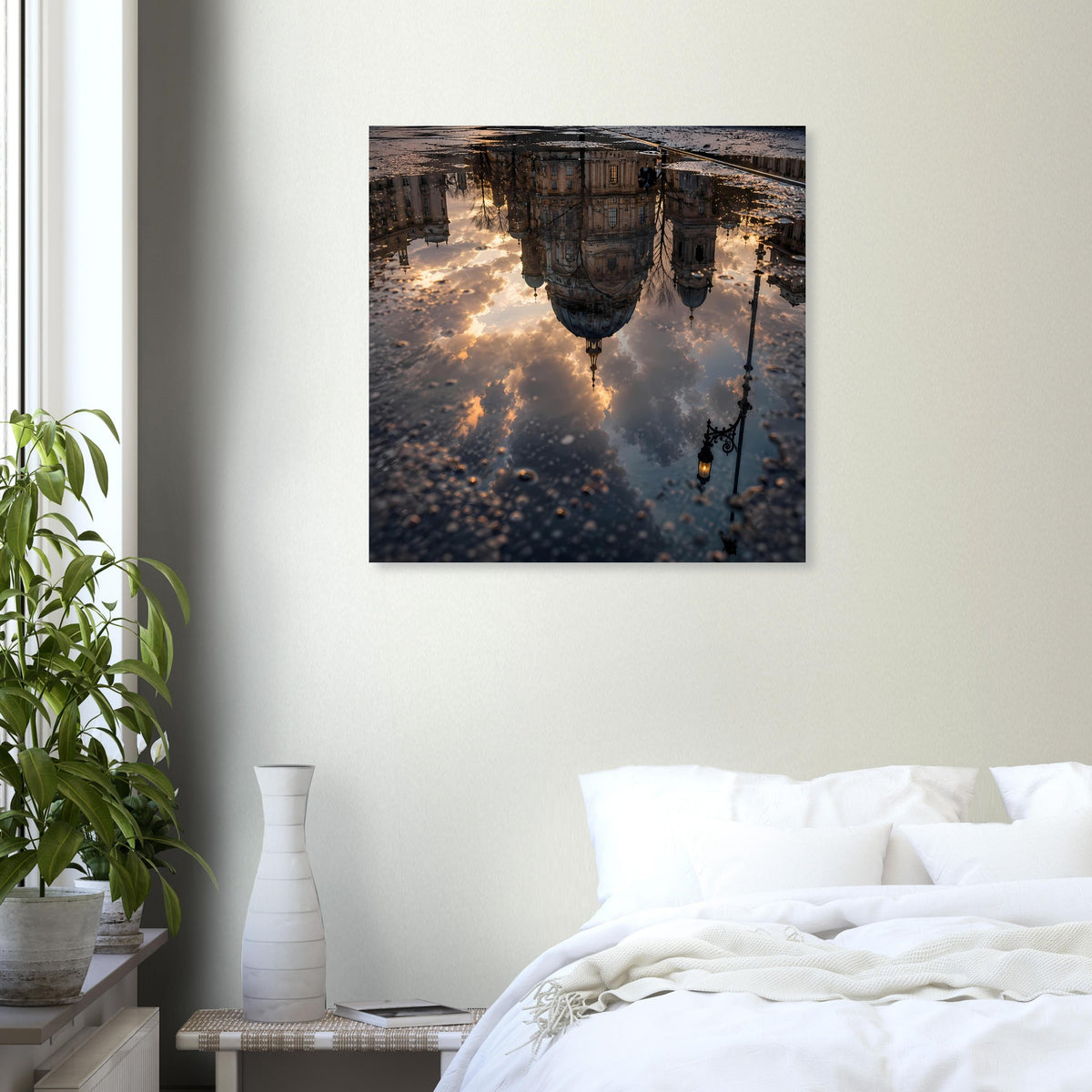Quadratisches Poster an heller Wand: dunkles Bild mit goldenen Lichtreflexen und Ketten.