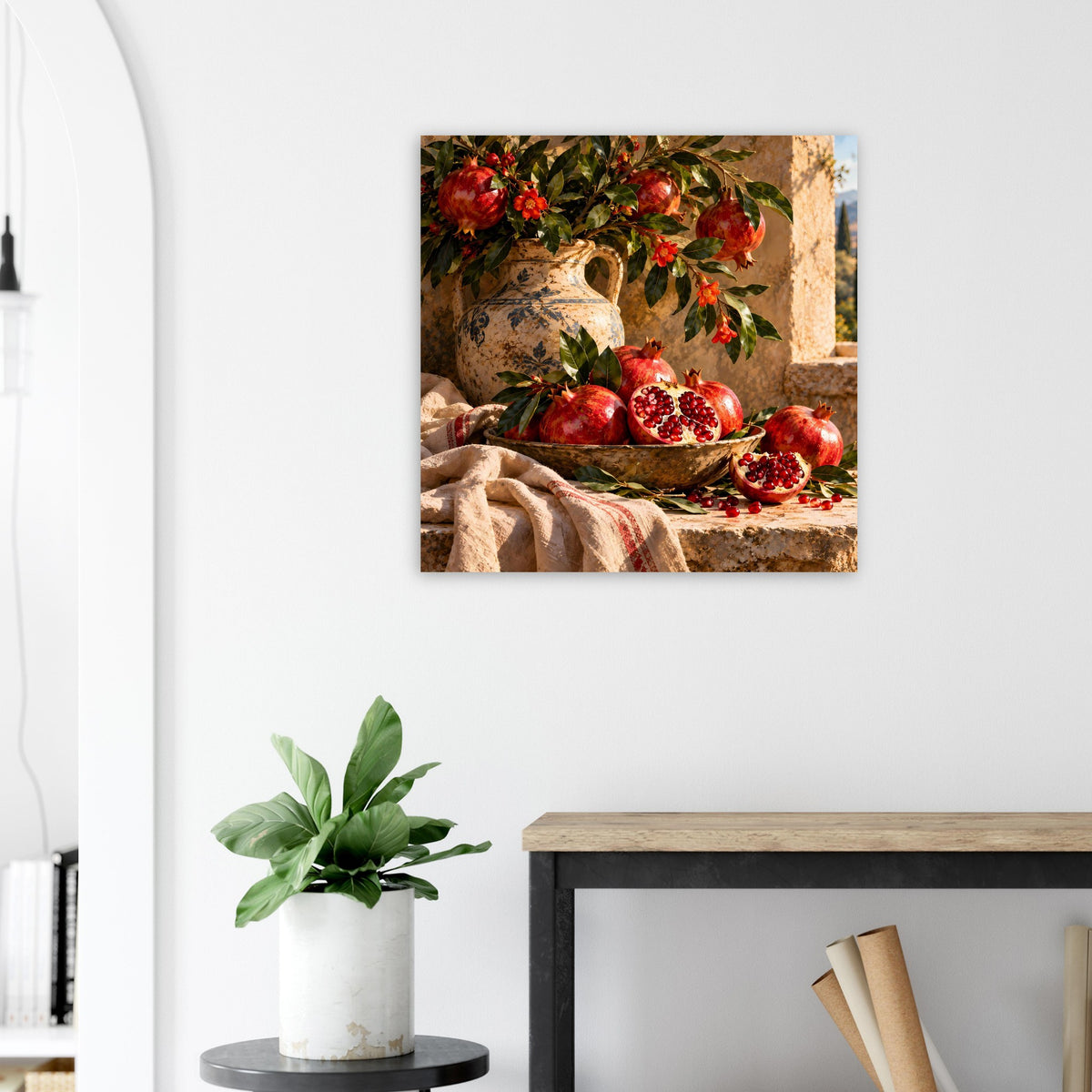 Quadratisches Poster mit Granatäpfeln auf Steintisch und drapiertem Stoff