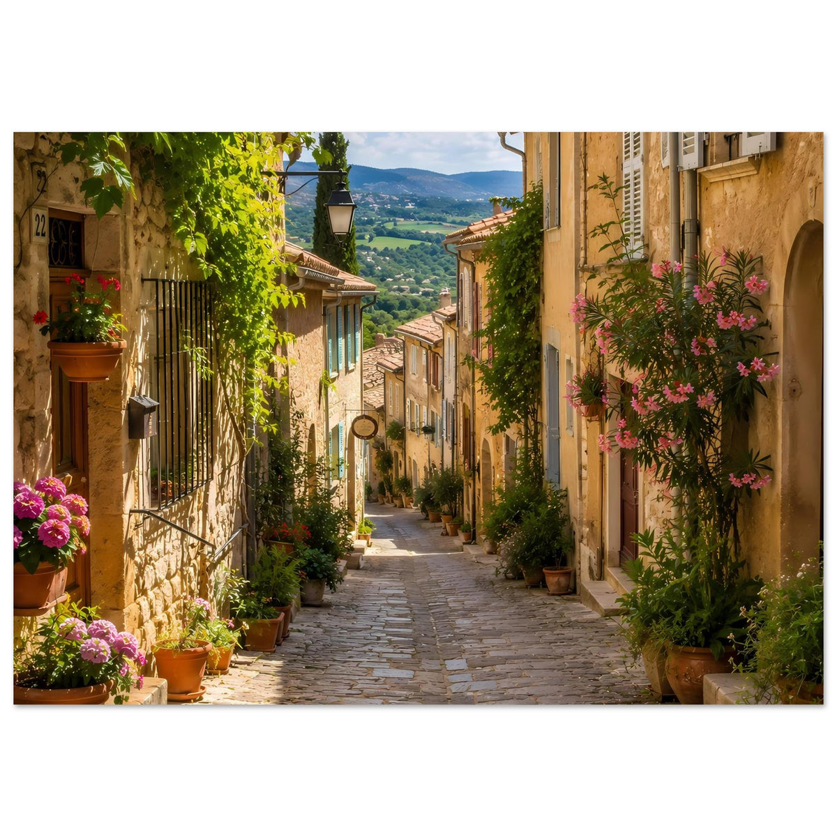 Poster mit mediterraner Gasse, gelben Häusern, Blumenkübeln und rosa Blumen