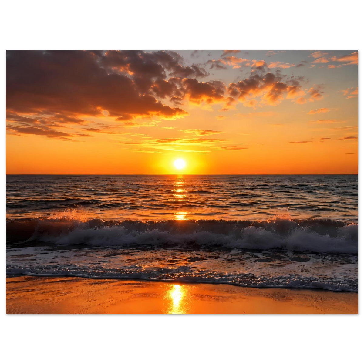Horizontales Poster mit Sonnenuntergang über dem Meer, Sonnenreflex auf Wasser und Strandwellen