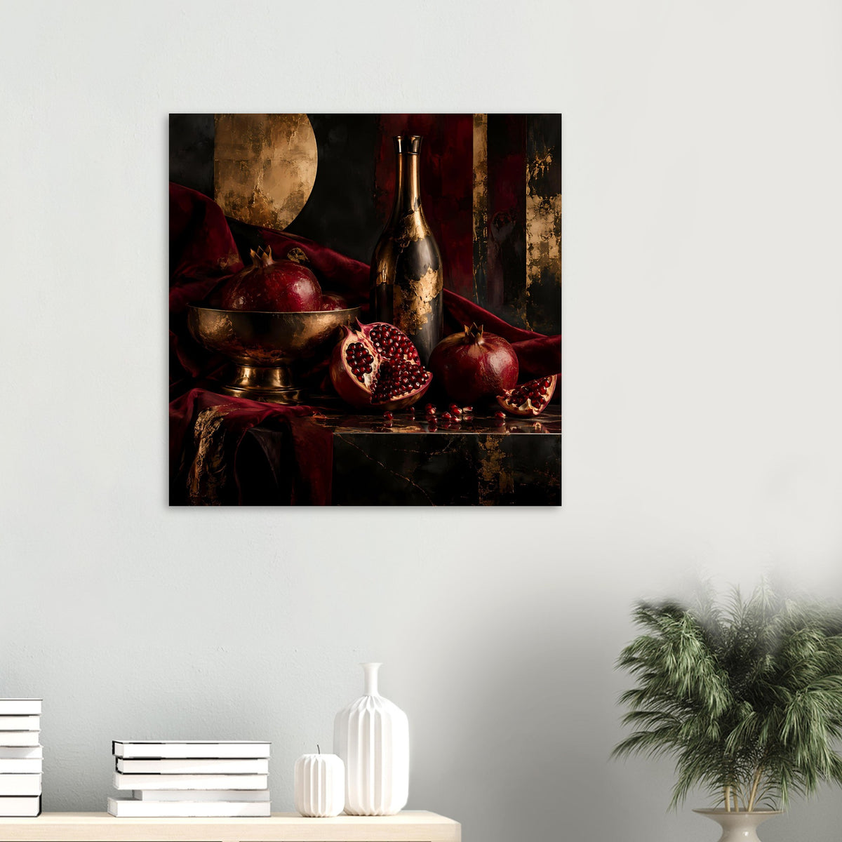 Poster mit Granatapfel-Stillleben: Flasche, Granatäpfel und Schale auf dunklem Tisch