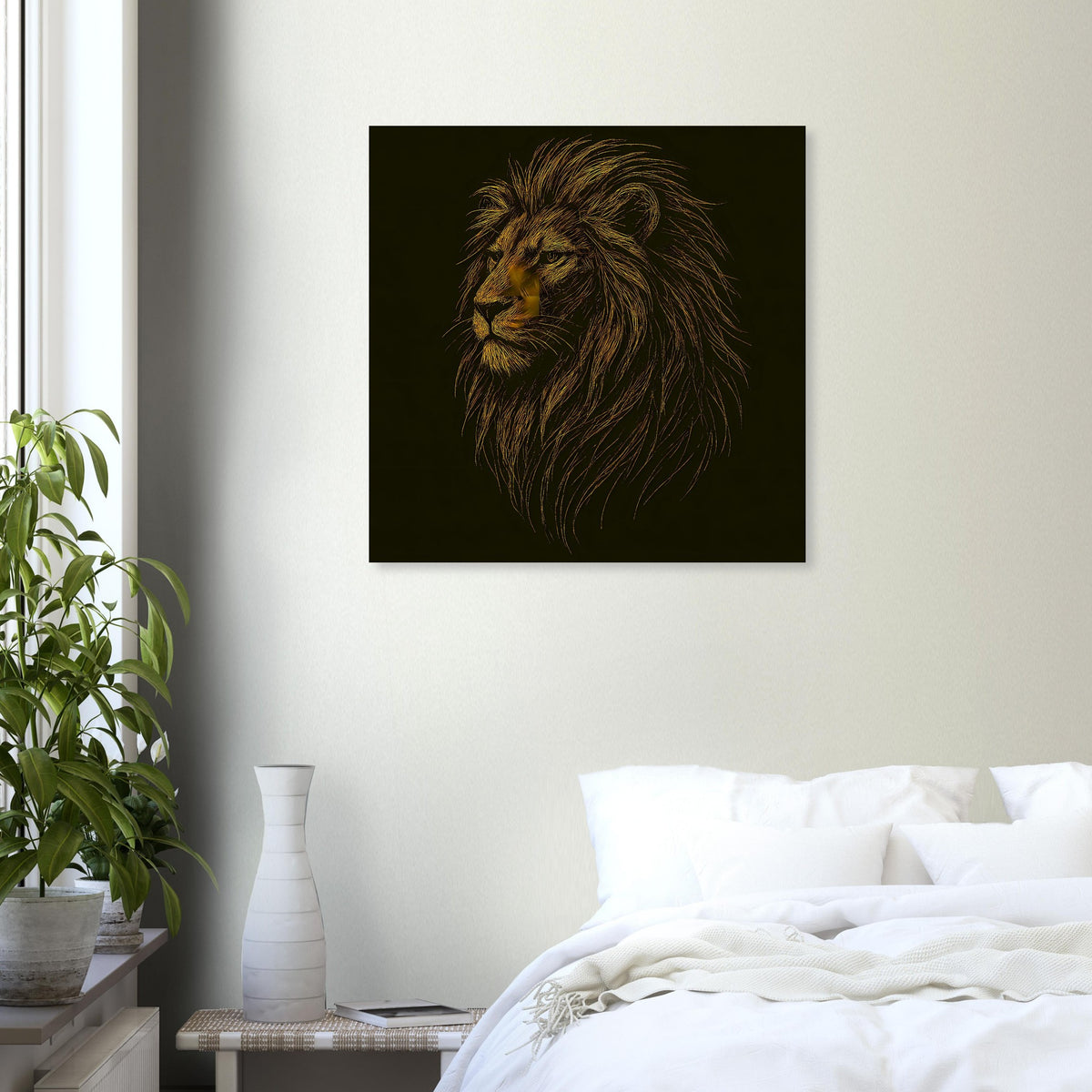 Quadratisches Löwenkopf-Poster mit braun-goldener Zeichnung auf dunklem Hintergrund.