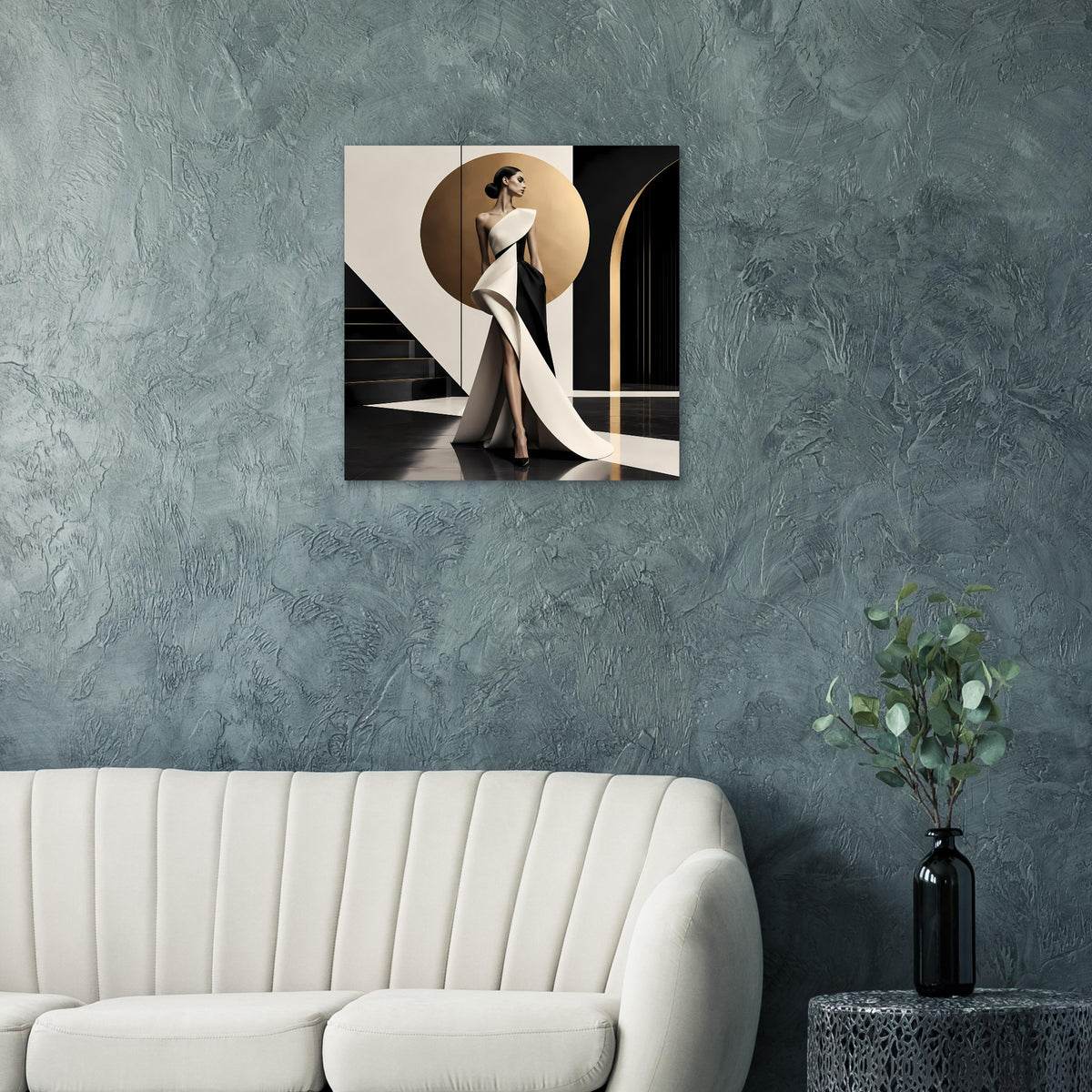 Quadratisches Glamour-Fashion-Poster: Frau in Schwarz mit langem weißem Tuch im beigen Kreis
