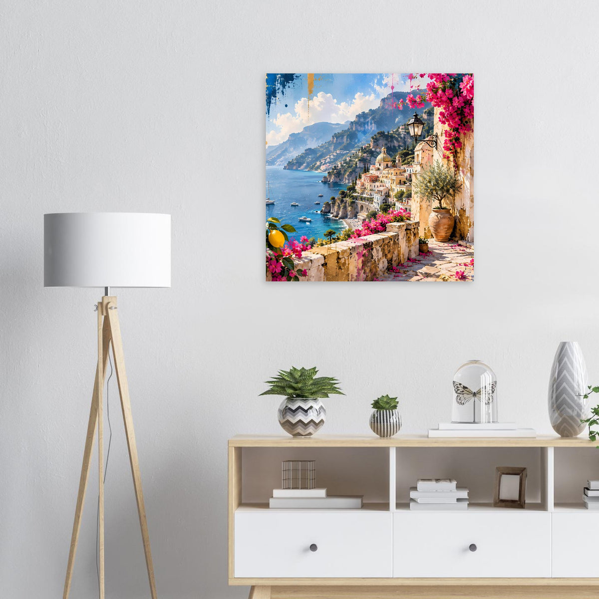 Poster mit mediterraner Küstenlandschaft: Häuser am Hang, bunte Bougainvillea, Meer