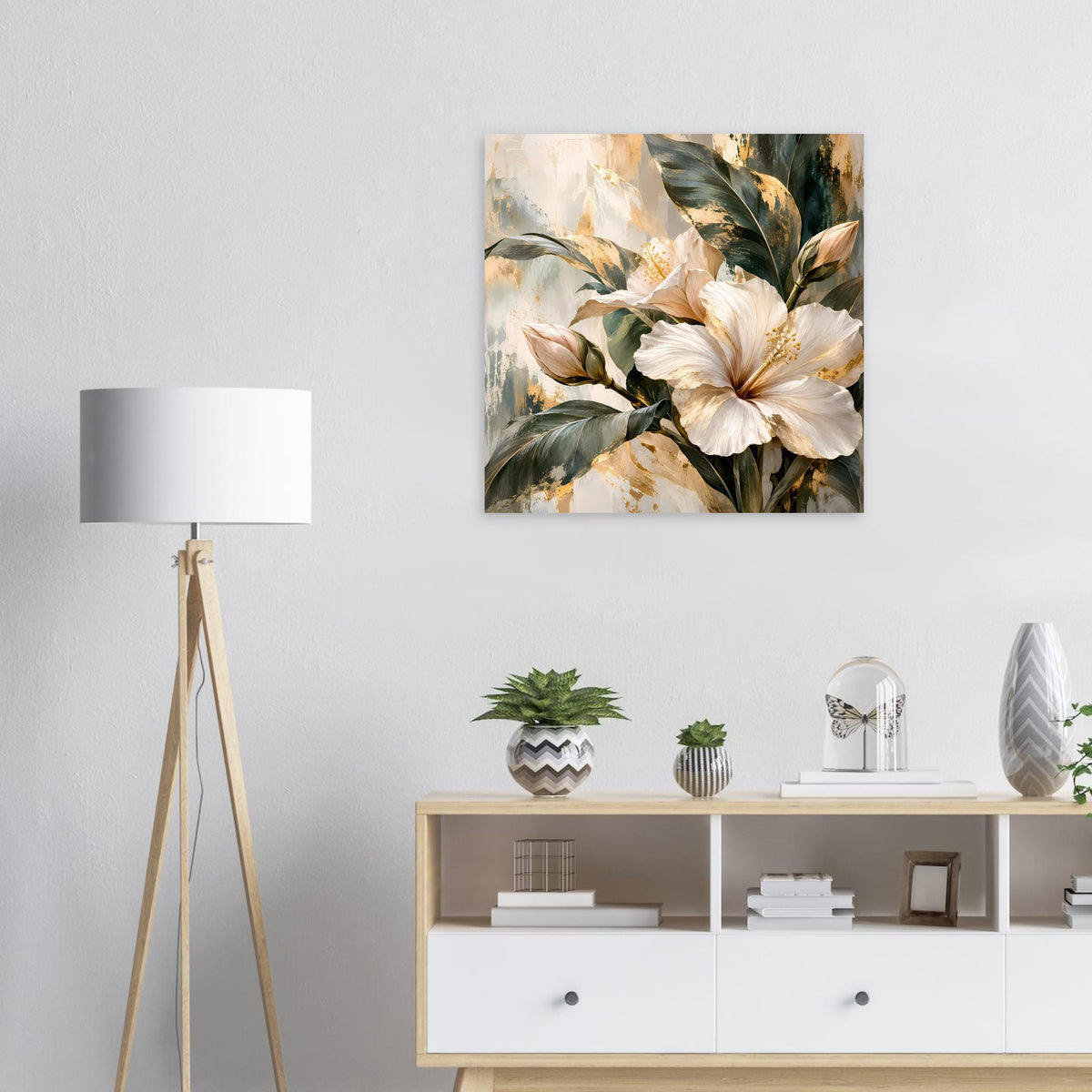 Blumenposter mit großer weißer Blüte, grünen Blättern und goldenen Akzenten