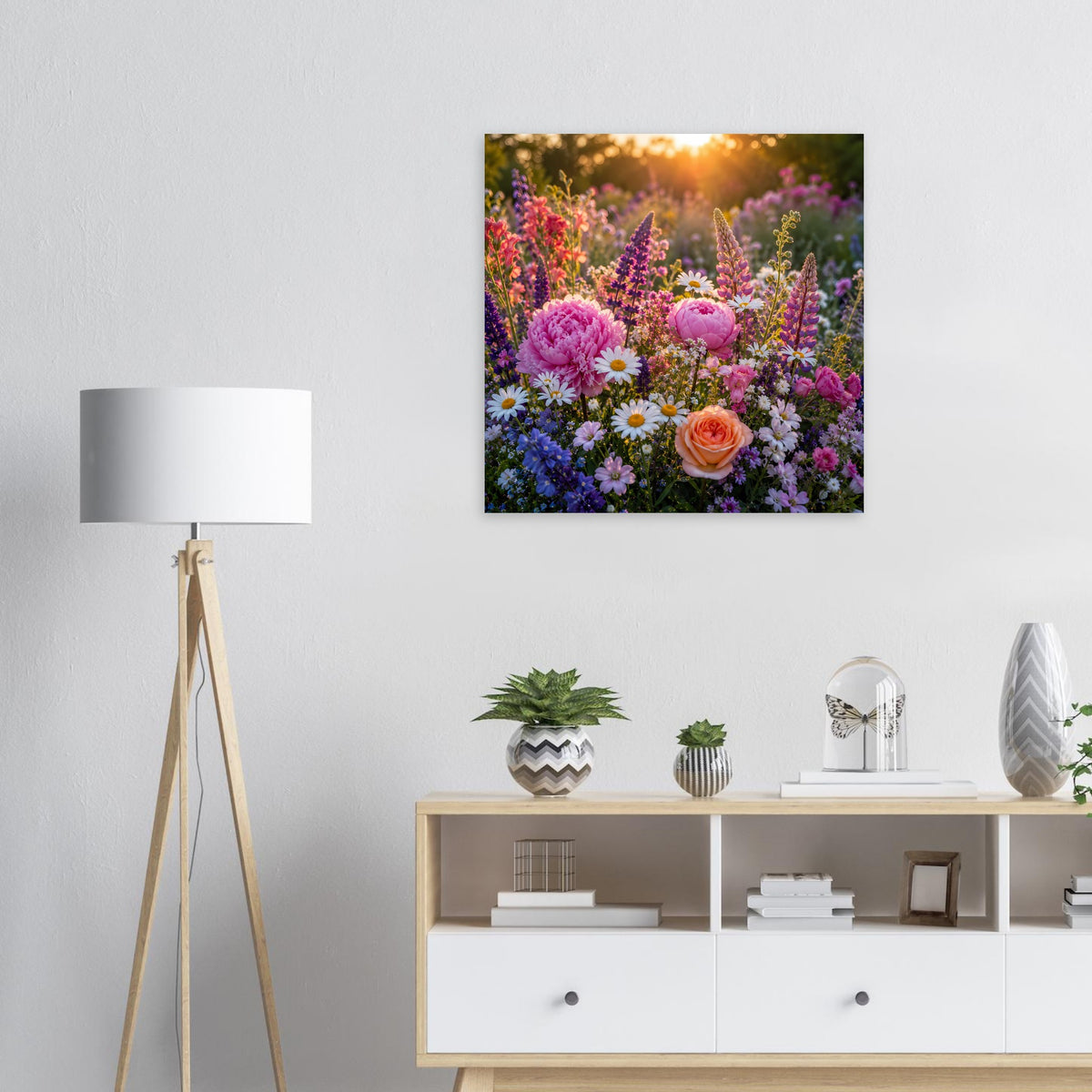 Blumenmeer-Poster mit bunten Blüten im warmen Sonnenlicht, schwarz gerahmt