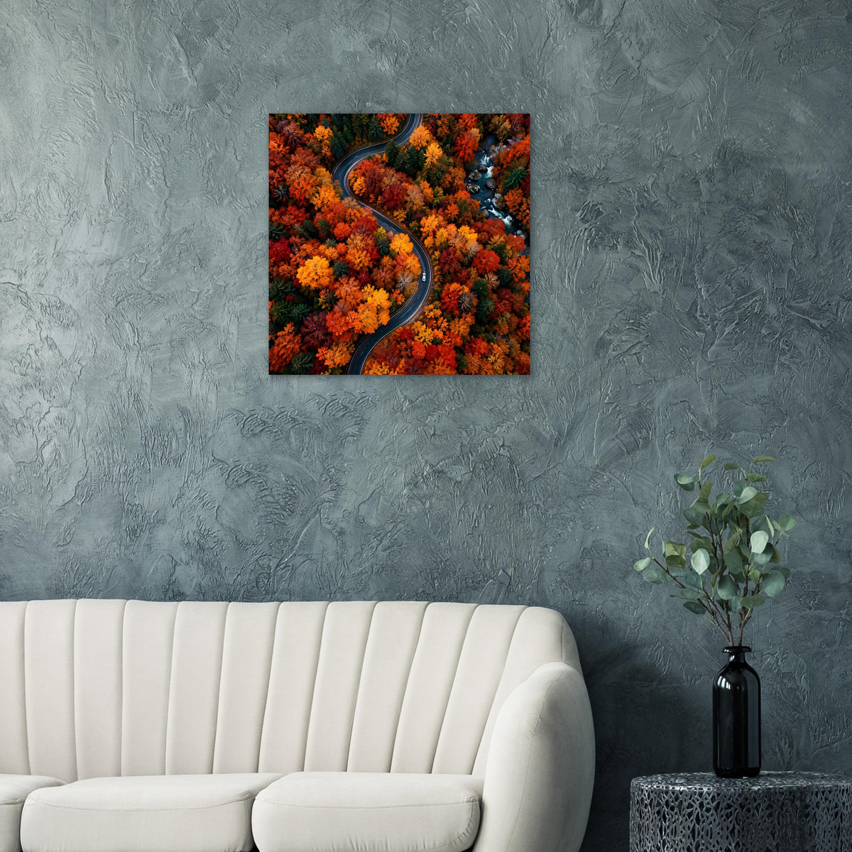 Premium-Poster mit geschwungener Straße im Herbstwald, orangefarbene Baumkronen