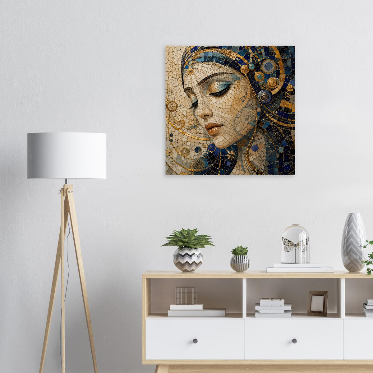 Mosaik-Porträtposter: Frau im Blau-Gold mit Kopfschmuck und glitzernden Fliesen