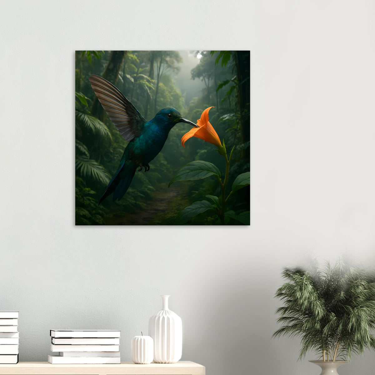 Dschungel-Poster mit blauem Vogel und orangefarbener Blüte, umgeben von grünen Blättern