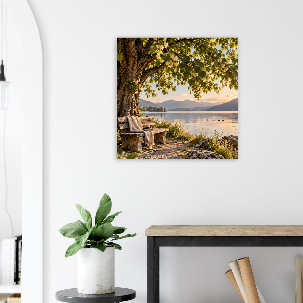 Wandposter mit Seeufermotiv, Baumkrone über Wasser und Abendlicht, mattes Premiumpapier