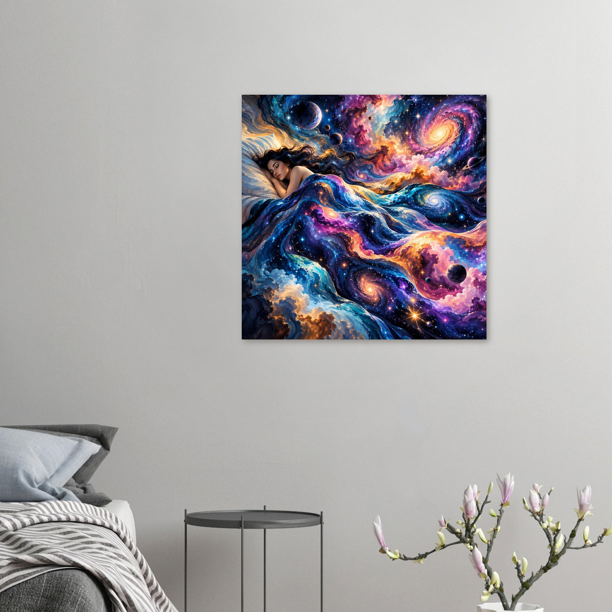 Kleines Galaxie-Poster an der Wand: schlafende Frau, leuchtende Nebel und Planeten