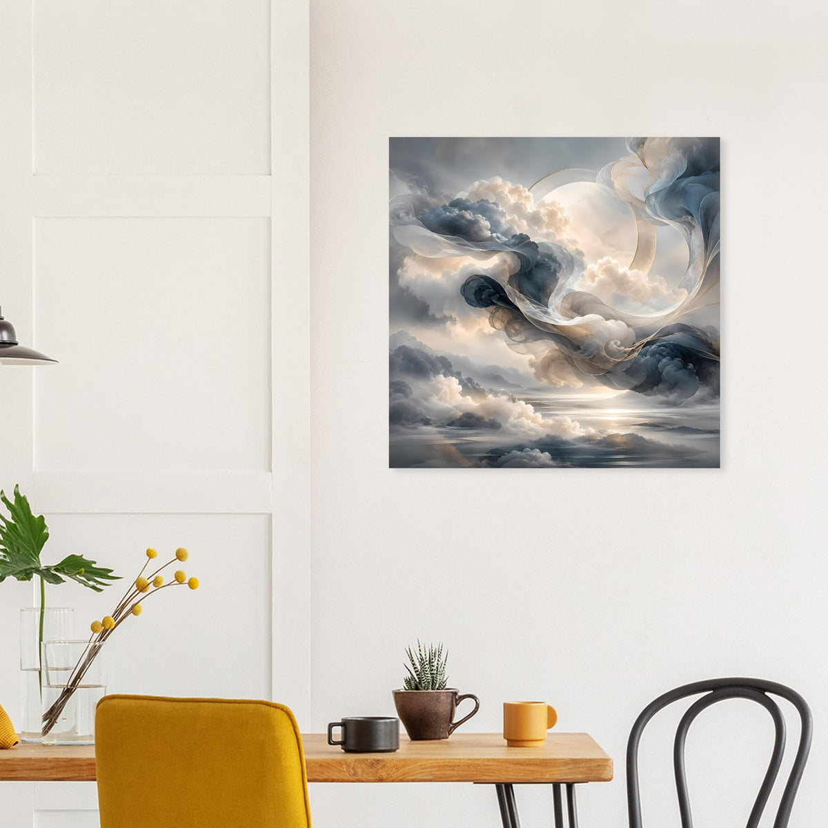 Abstraktes Wolkenbild im quadratischen Rahmen mit blau-grauen Wolken und hellem Himmel