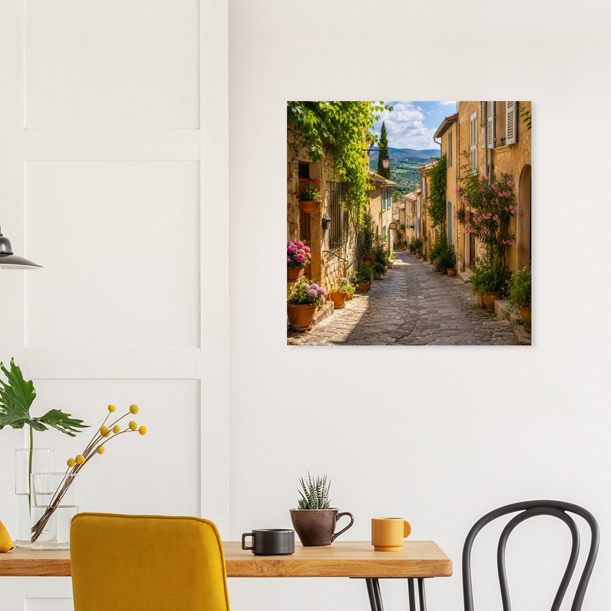 Wandposter: mediterrane Gasse zwischen Häusern mit Blumenkästen.
