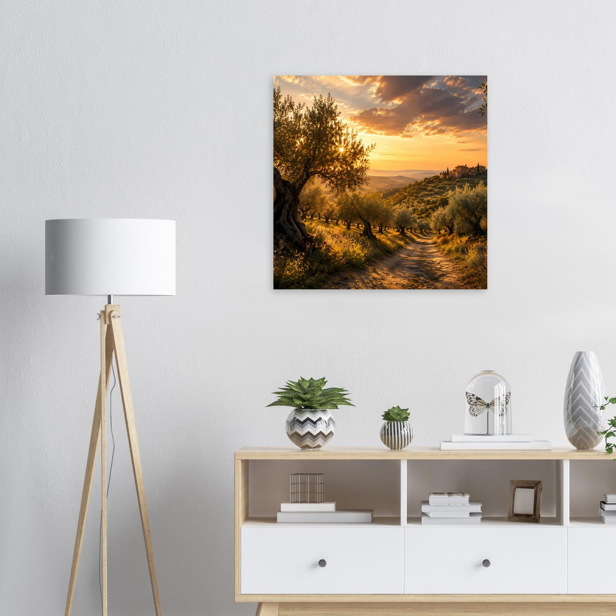 Dunkel gerahmtes Poster mit geschwungenem Feldweg durch Olivenbäume im Sonnenuntergang