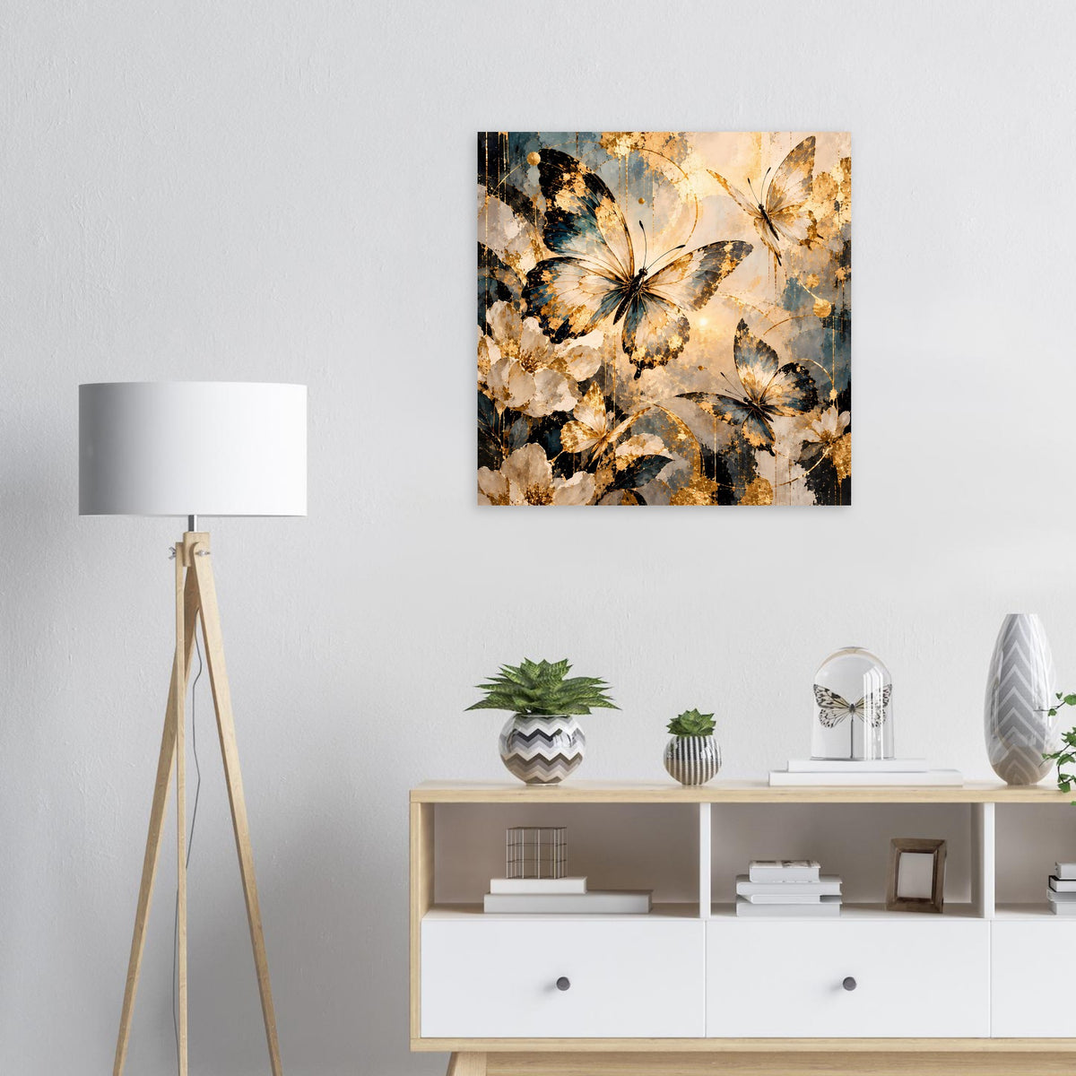 Quadratisches Poster mit Schmetterlingen in Gold-, Blau- und Dunkelbrauntönen.