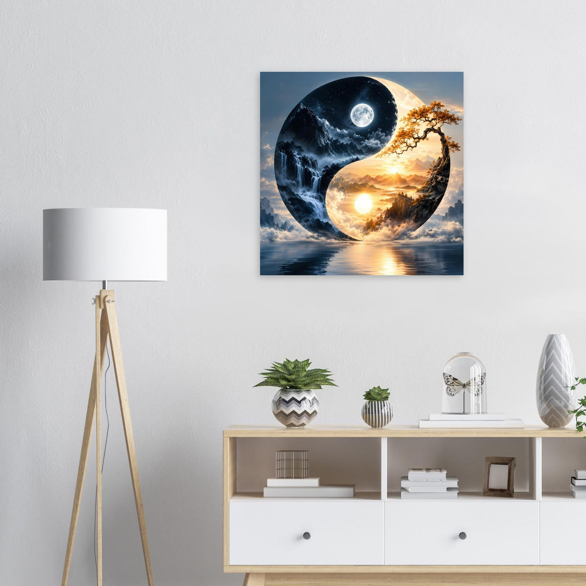 Quadratisches Poster mit Yin-Yang-Motiv: Mond links, Sonne rechts, dunkelblau und gold.