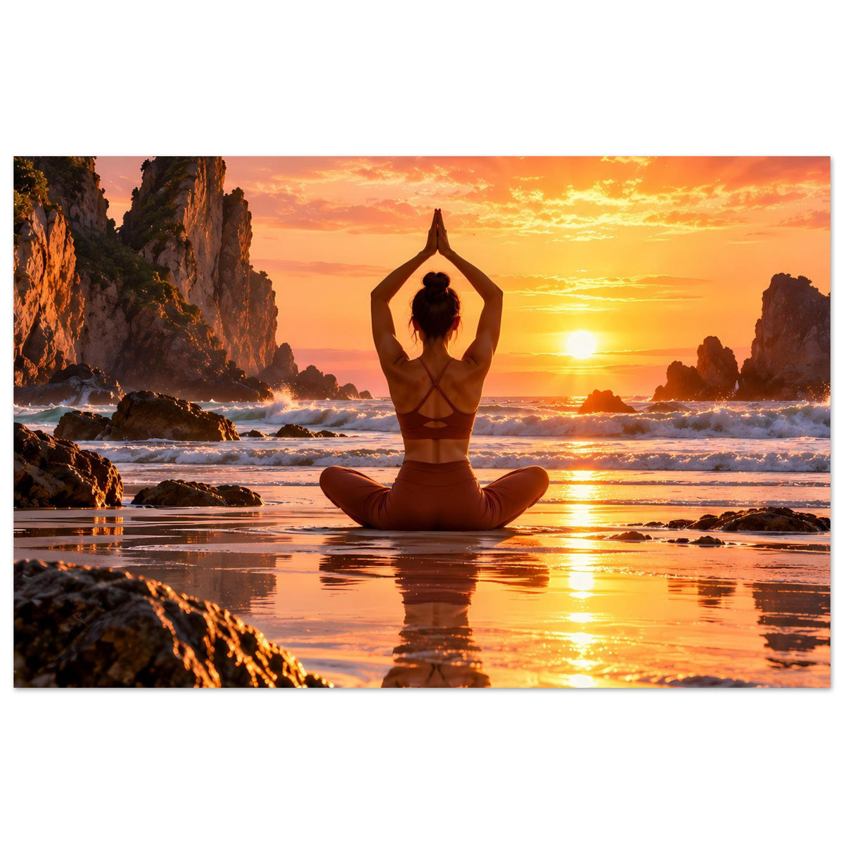 Yoga-Poster im Querformat mit sitzender Person im Lotussitz vor Sonnenuntergang am Meer.