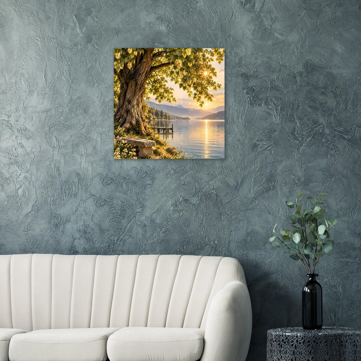 Quadratisches Poster: alter Baum am Seeufer mit Holzsteg und Sonnenuntergang