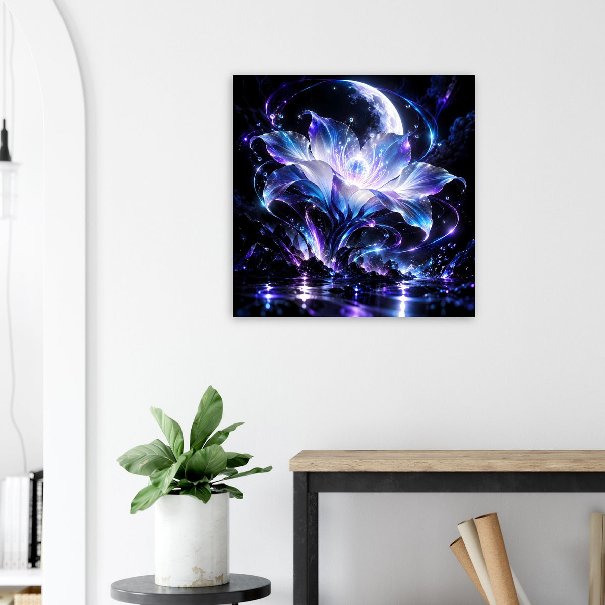 Gerahmtes Poster mit Mondblüte-Motiv, leuchtenden violett-blauen Farbverläufen