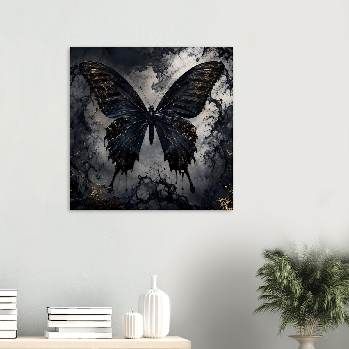Poster mit schwarzem Schmetterling und goldenen Adern im Quadratformat, zentral im Rahmen