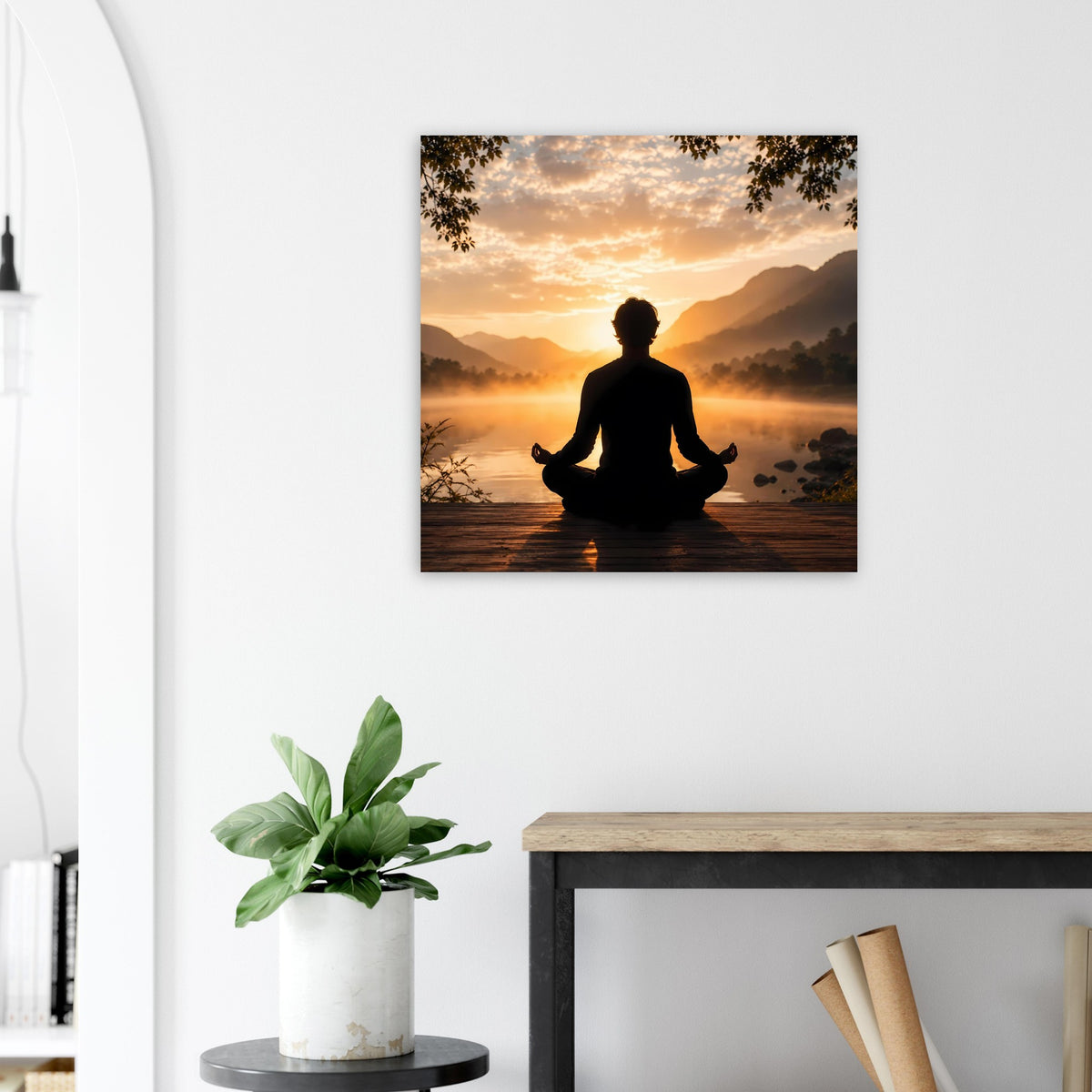 Quadratisches Meditationsposter: sitzende Silhouette vor warmem Morgenhimmel und See