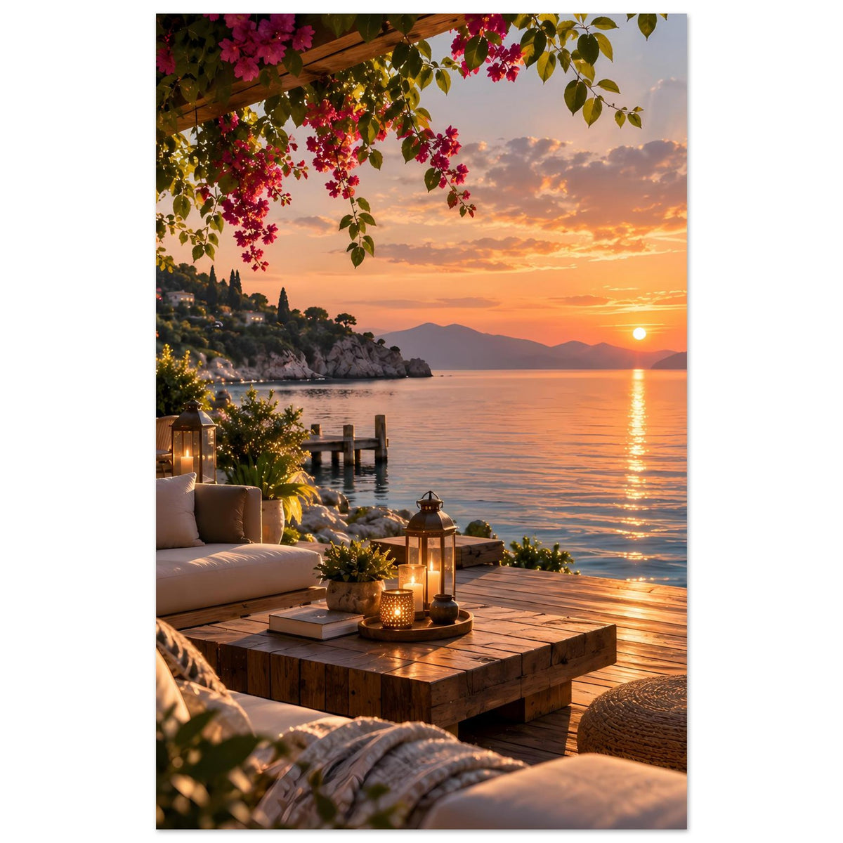 Poster mit Küstenterrasse: Holztisch mit Laternen, Sofa, Bougainvillea und Pflanzen am Rand