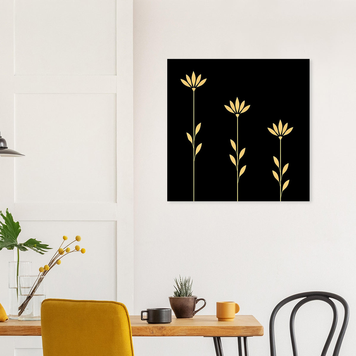 Quadratisches Wandposter mit goldenen floralen Elementen und Blattranken auf schwarzem Grund