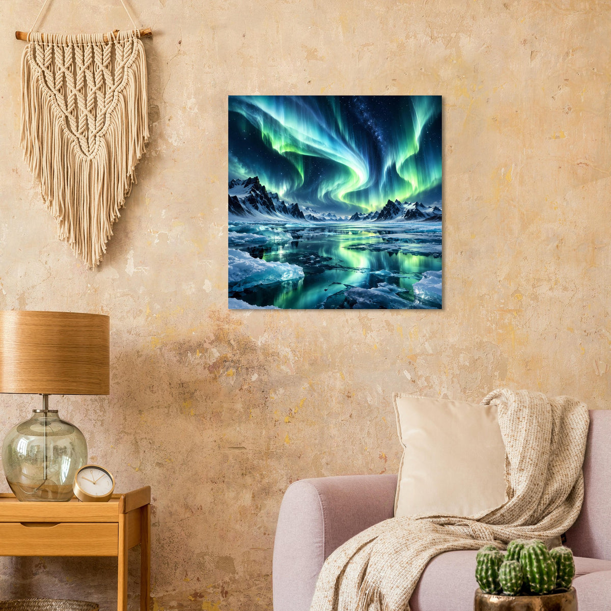 Quadratisches Poster mit Nordlichtern in Grün und Blau über Wasser, Berge im Hintergrund