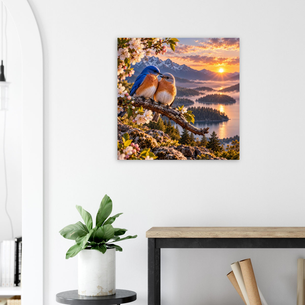 Quadratisches Poster: zwei Vögel auf Ast bei Sonnenuntergang vor Berge und See
