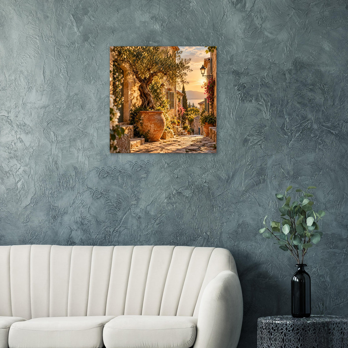 Mediterranes Poster mit mediterraner Gasse, Olivenbaum und Laterne