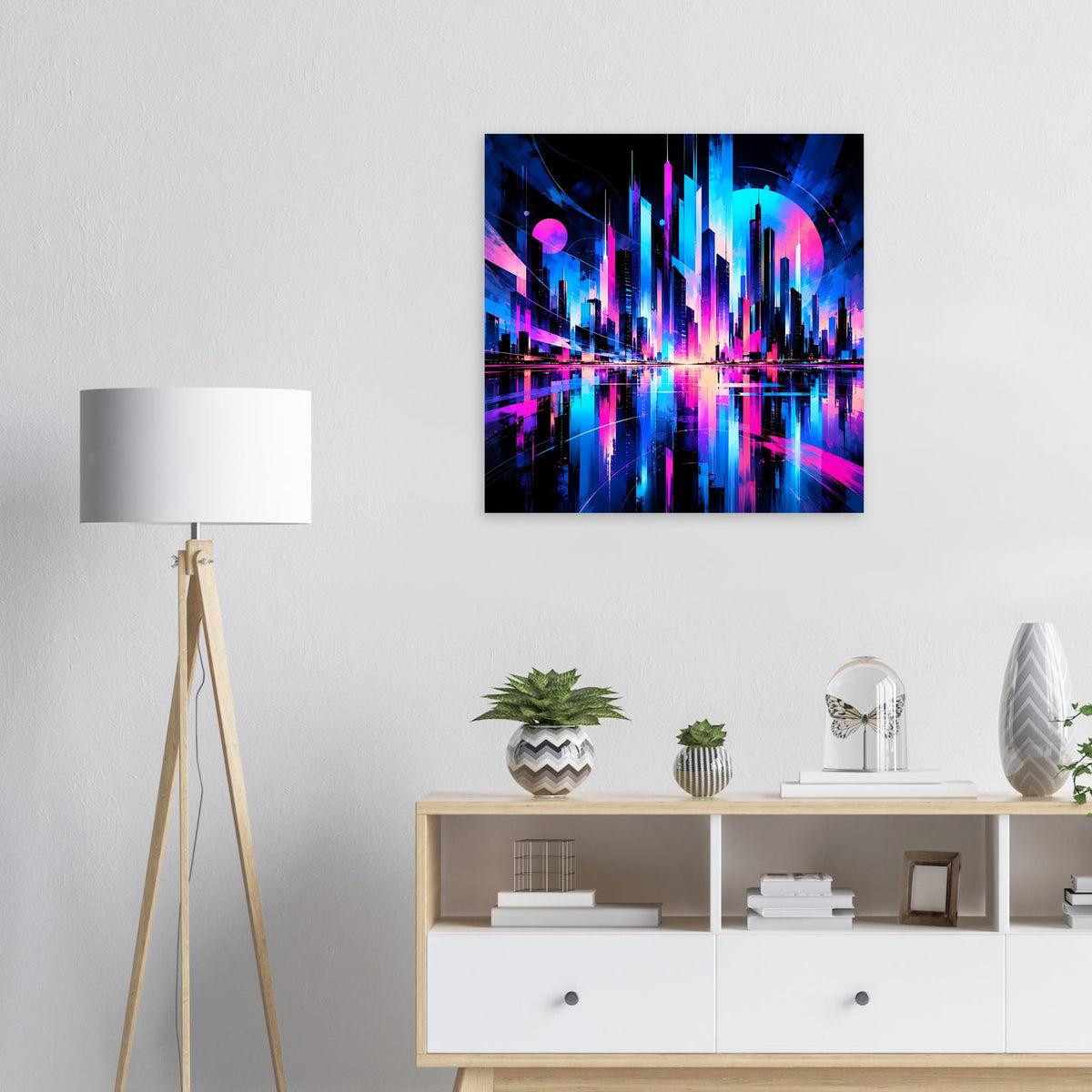 Quadratisches Poster mit futuristischer Neon-Stadt in Blau und Pink, Reflektionen im Wasser