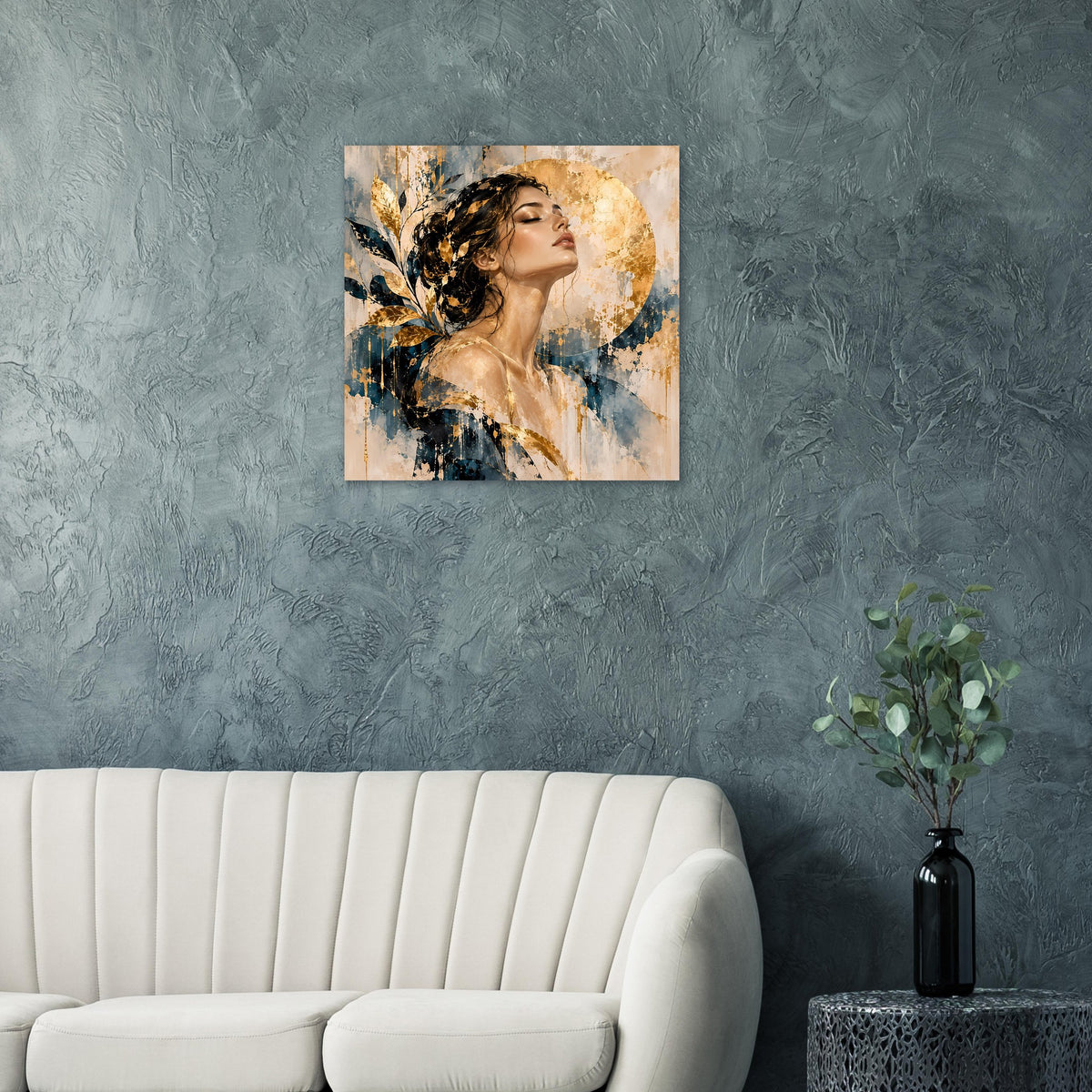Quadratisches Kunst-Poster mit Frauenporträt, gold-beiger Hintergrund und blaue Farbverläufe