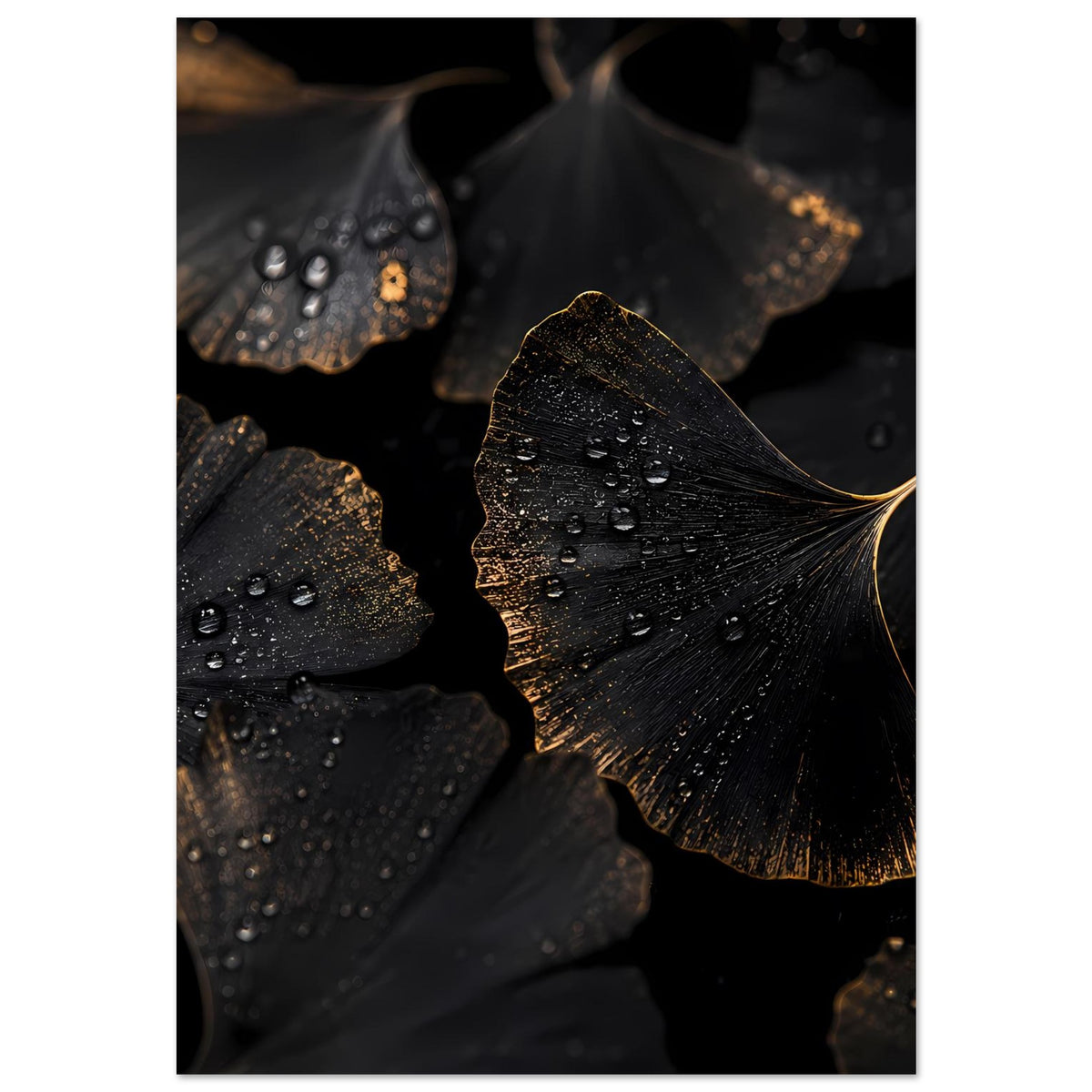 Vertikales Poster mit Ginkgo-Blatt-Motiv in Schwarz und goldenen Akzenten, mit Tropfen