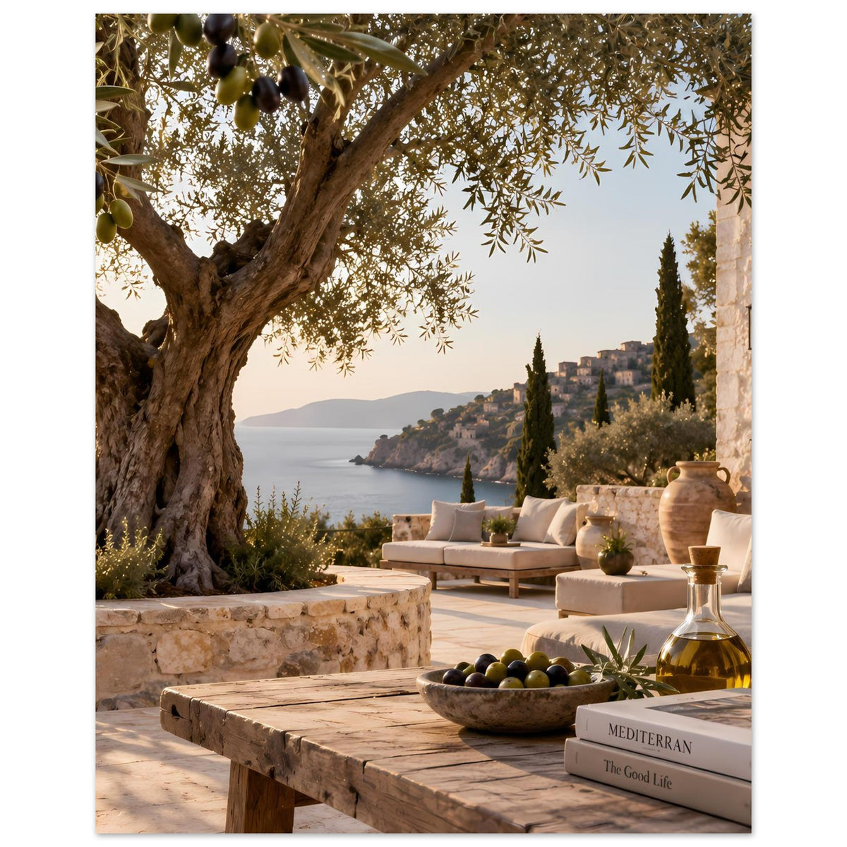 Mediterranes Poster im Hochformat: Olivenbaum über Terrasse, Flasche, Schale und Küste