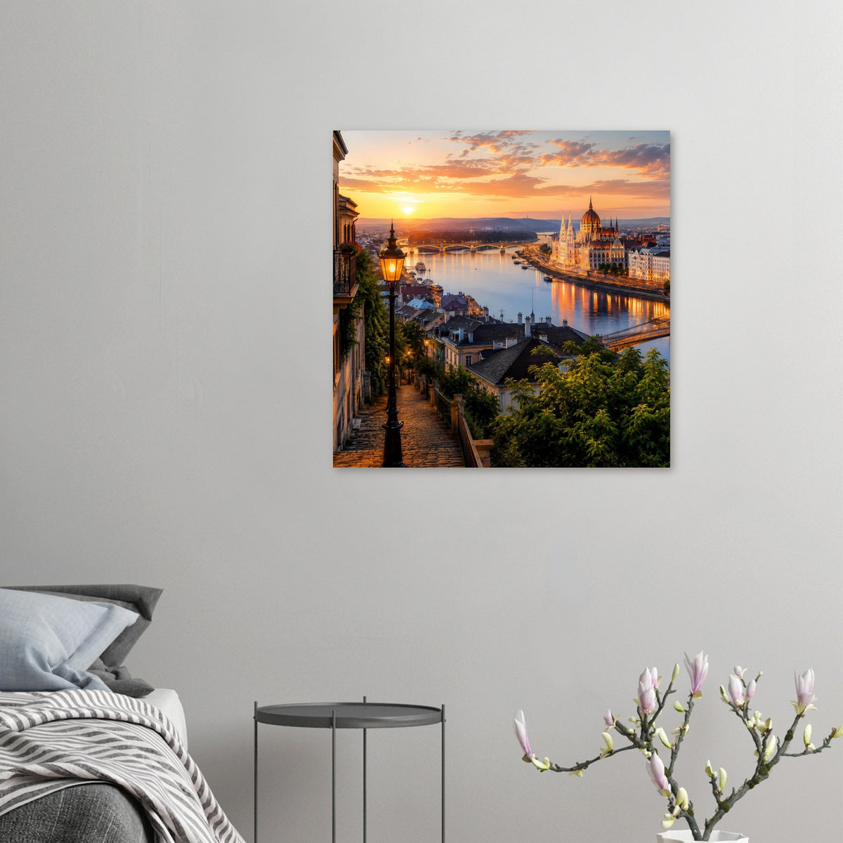 Quadratisches Cityscape-Poster an der Wand: Sonnenuntergang, Fluss, Dom und Häuserreihe