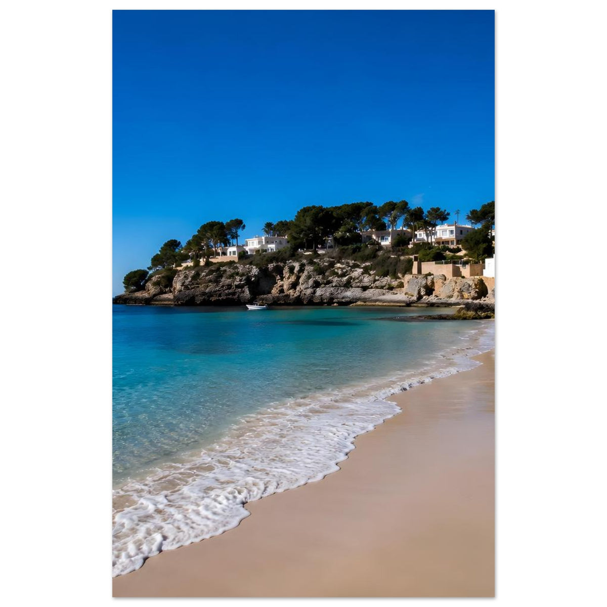 Meerstrand-Poster, Hochformat-Ausschnitt: türkisblaues Meer, Sandbucht und Felsen