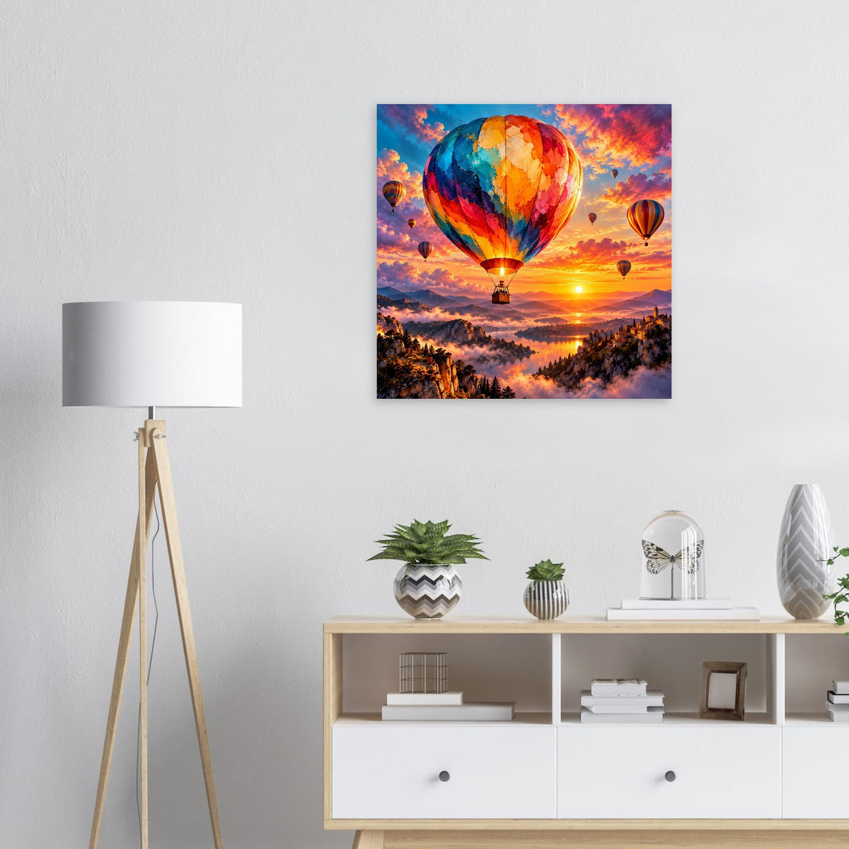 Quadratisches Wandposter mit Heißluftballons am Sonnenuntergang über Berglandschaft