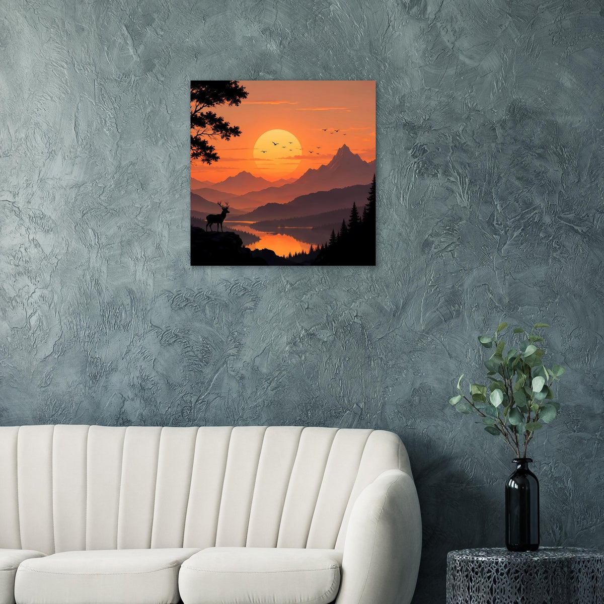Quadratisches Poster mit Abendhimmel, Hirschsilhouette am Hang, Bergen und See im Tal