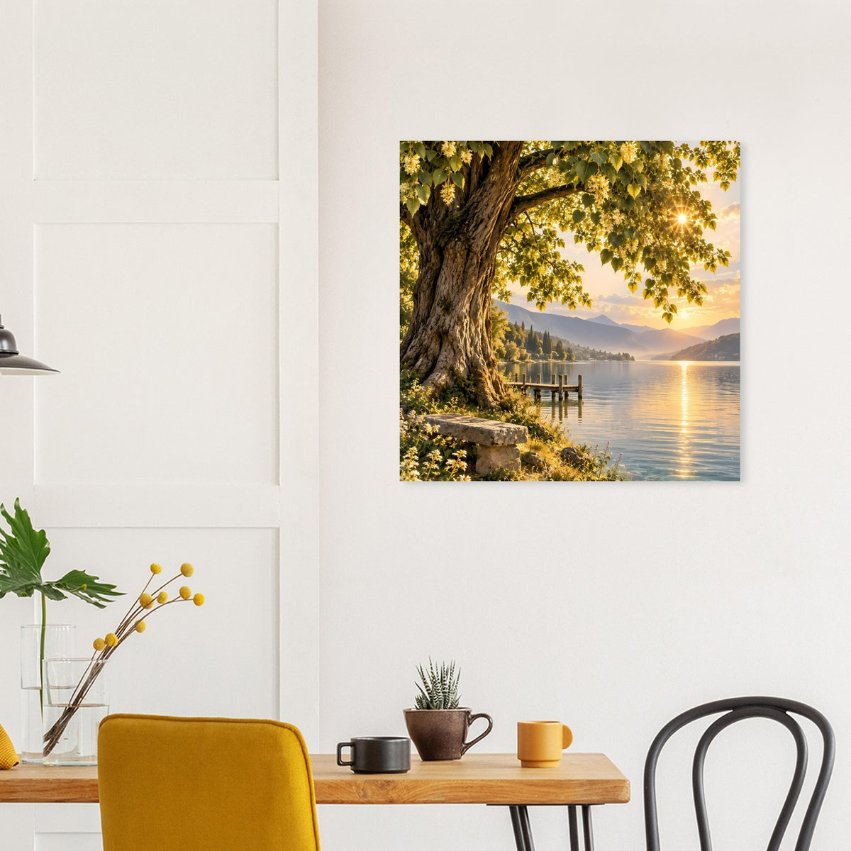 Kleines Poster mit Baumstamm, grünen Blättern, Seeufer und Holzsteg bei warmem Abendlicht