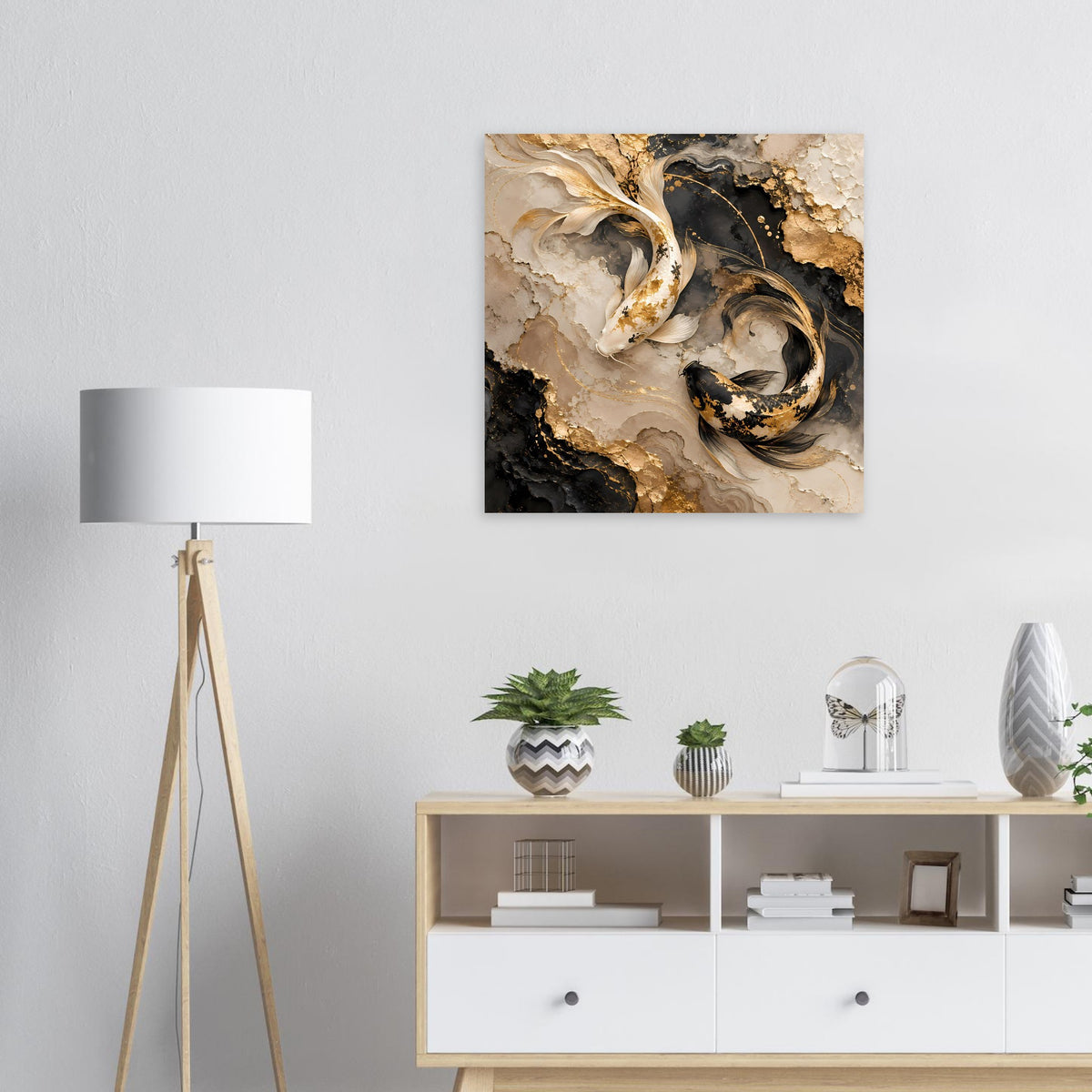 Asiatisches Kunstposter mit goldenen Koi-Fischen auf schwarzem Hintergrund, abstrakte Wasserstruktur