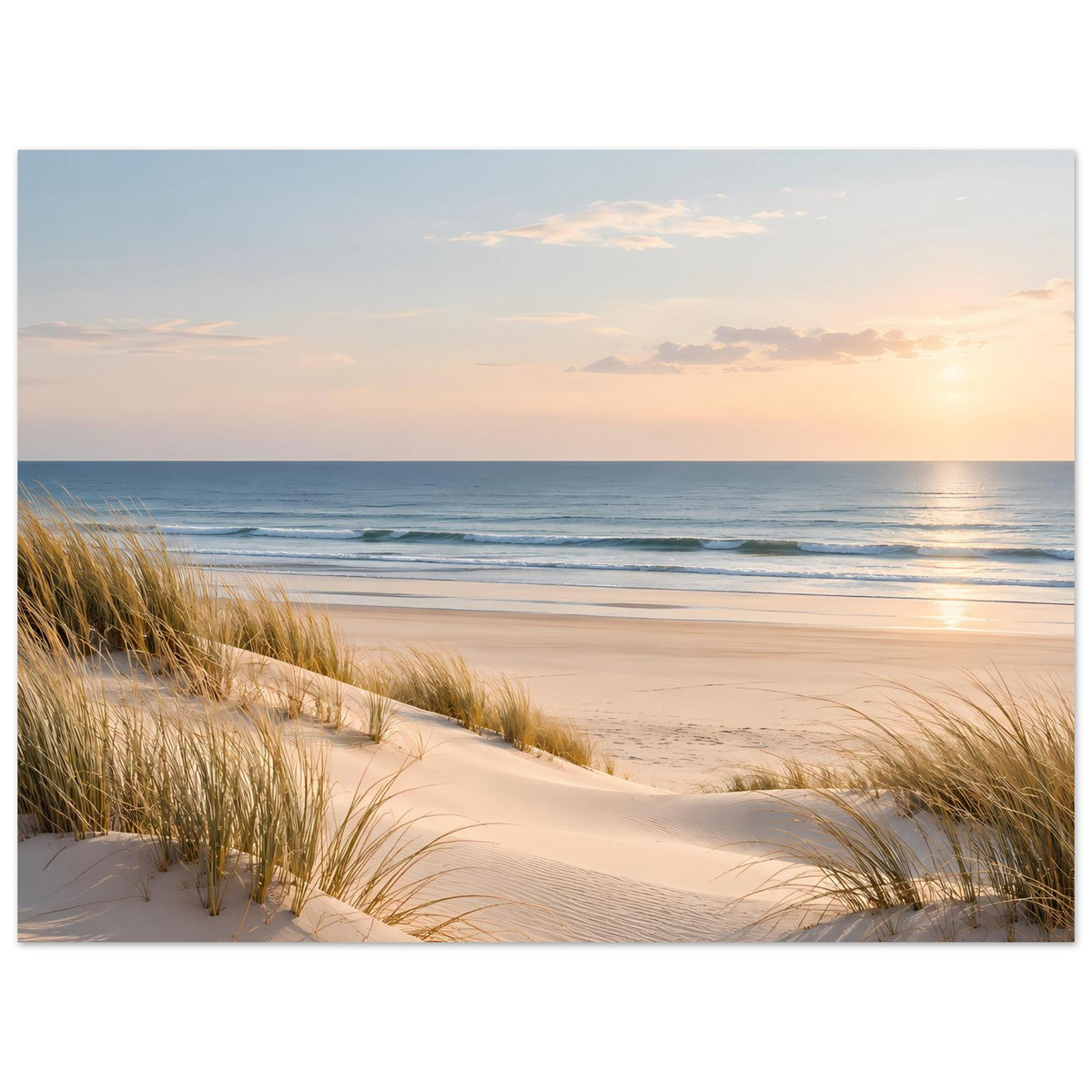 Poster mit Strand und Meer: Sanddünen vorn, weitläufiger Horizont und warmer Sonnenuntergang