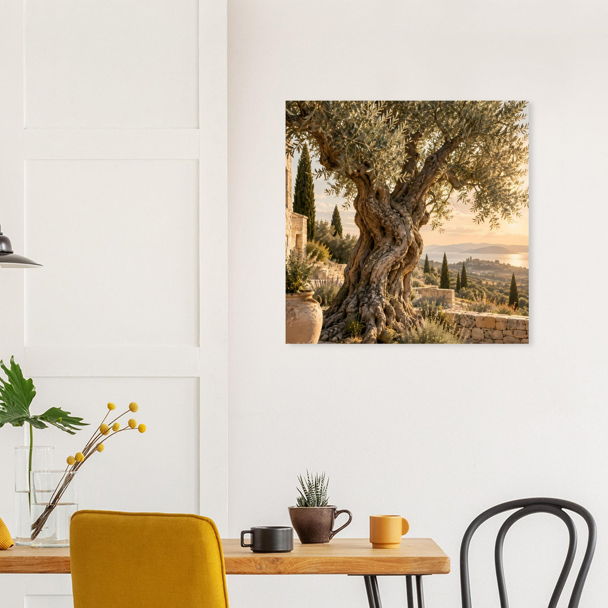 Quadratisches Poster mit altem Olivenbaum vor mediterraner Küstenlandschaft
