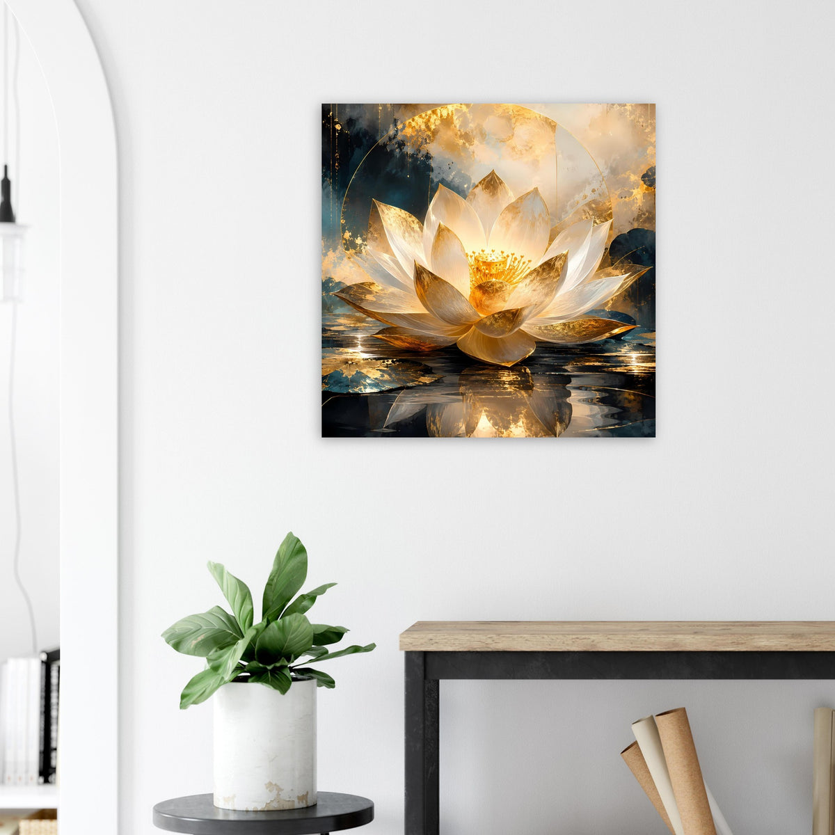 Quadratisches Kunstposter mit Lotusblüte in Weiß und Gold auf dunklem spiegelndem Wasser