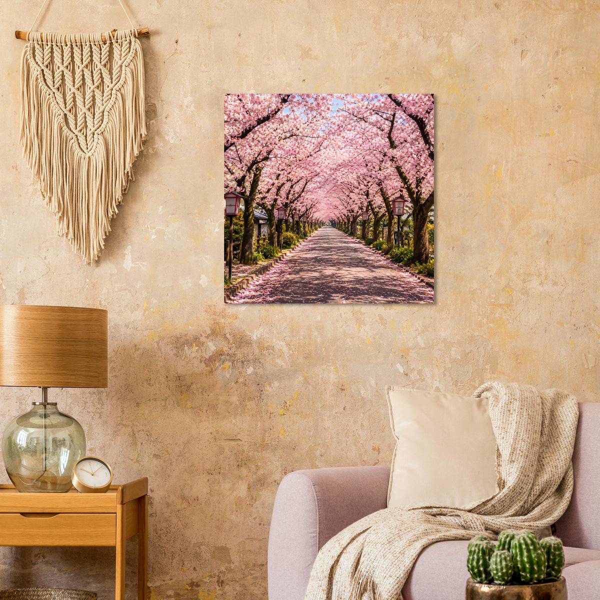 Quadratisches Poster: Kirschblütenallee mit rosa Kronen über einem Waldweg