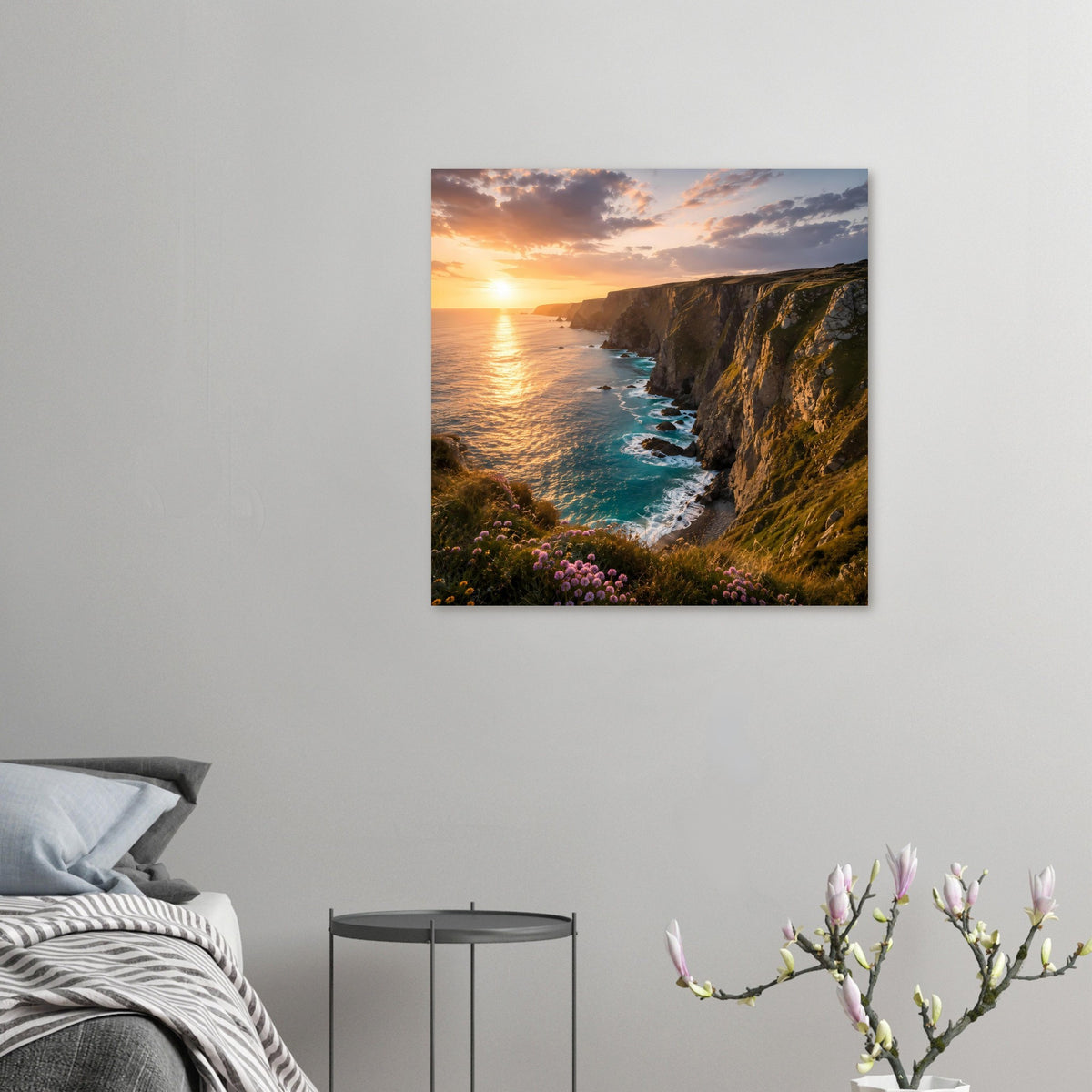 Kleines Poster: Küstenklippe bei Sonnenuntergang mit Meerwellen und Blumen am Hang