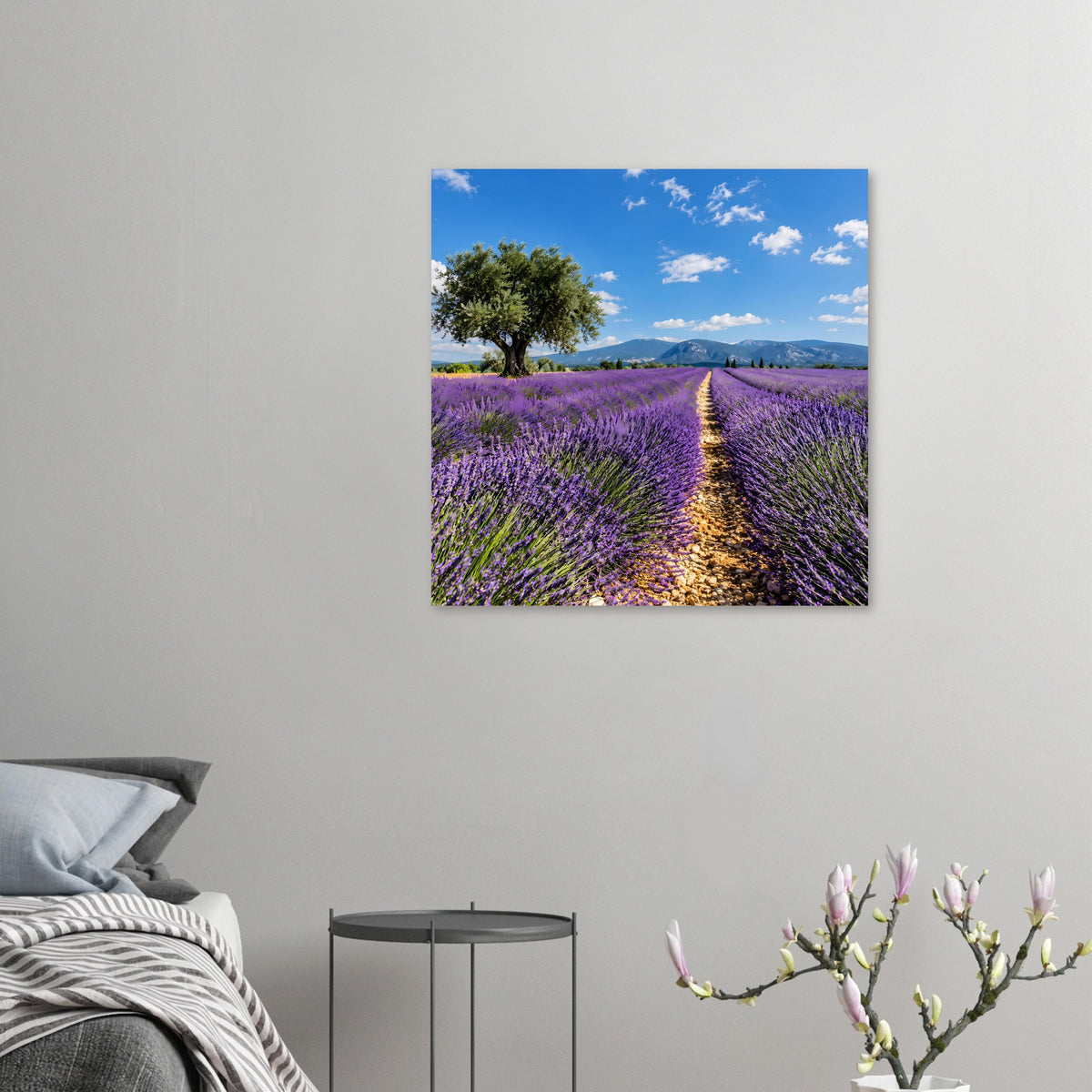 Lavendelfeld-Poster im Wohnzimmer: lila Lavendelreihen mit Feldweg und blauem Himmel